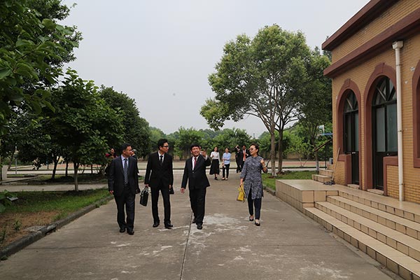 越南宗教委代表团访问华东神学院 越南宗教委代表团访问华东神学院